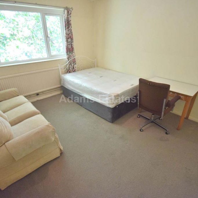 4 bedroom flat to rent - Photo 1