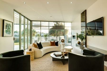 Architectural Riverfront Prestige in a Prime Bulimba Location - Photo 2