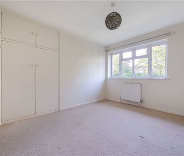 Five-bedroom versatile detached house with garage and storage. - Photo 1