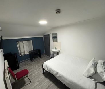Room in a Shared House, Bridgeway, IG11 - Photo 5