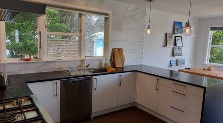 Private and sunny family home - Photo 4