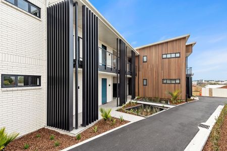 This complex offers eight modern apartments in the heart of Hamilton City Centre. - Photo 2