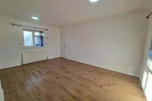 Ling Avenue - Photo 1