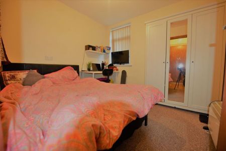 2 bedroom Flat in 1 Low Close Street, Leeds - Photo 2