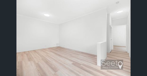 Modern & Stylish 2 Bedroom Apartment - Full-Brick Corner Position Close to Station, Shops & Schools! - Photo 1