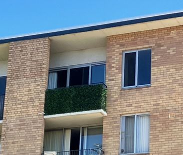 Modern 1-Bedroom Apartment with Stunning City Views - Photo 6