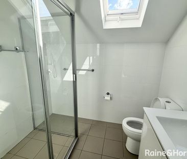 Three Bedroom Townhouse with Ducted Air Conditioning - Photo 5