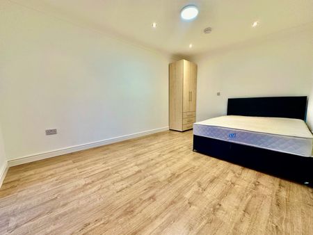 2 Bed Flat, Balfour Road, W3 - Photo 2