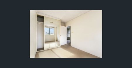 Bright, top floor two bedroom apartment - Photo 3