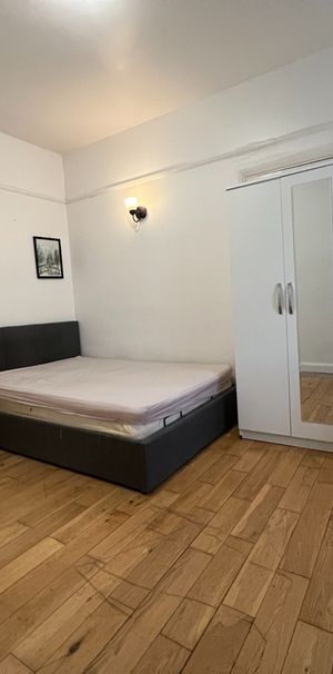 Studio Flat, Ethelbert Gardens, IG2 - Photo 1