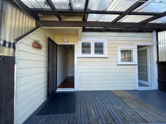 2 bedroom house (optional to rent a 2 bedroom sleepout) - Photo 1