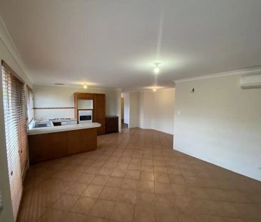 “QUAINT HOME WIITH POOL - AIR CONDITIONING - OPPOSITE PARK” - Photo 1