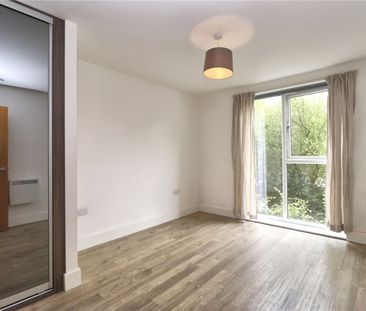 Sycamore Avenue, Woking - 2 bedrooms Property for lettings - Seymours - Photo 2