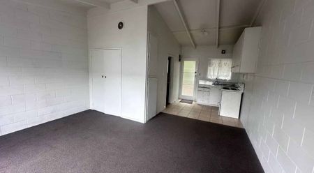 Bedsit Flat - Handy Position - Photo 2