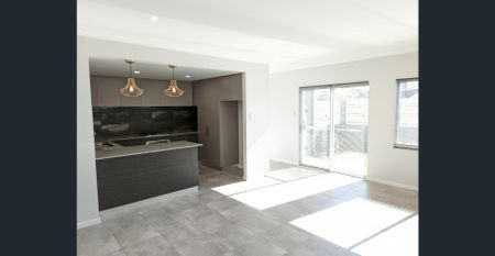 Immaculate Street Front 3x2 Vila! - Photo 5