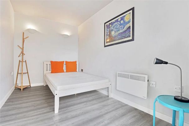 2 bedroom flat in Islington - Photo 1