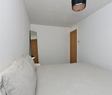 3 bedroom end of terrace house to rent - Photo 2