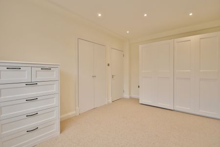 Latymer Court, Hammersmith Road, Hammersmith, London, W6 - Photo 3