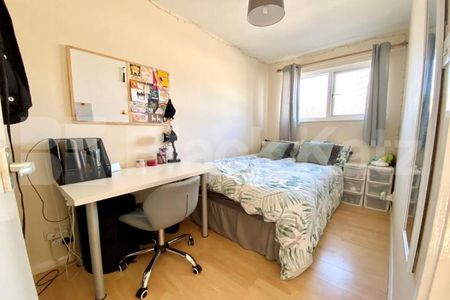 1100 Sq.Ft. of living & entertaining space with hot water & heating included - Photo 5
