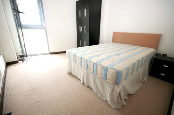 2 bedroom flat in Bridges Court Road - Photo 1