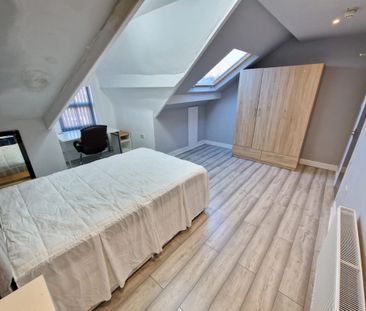8 Bedroom Mid Terraced House for rent in Brudenell Road - Photo 4