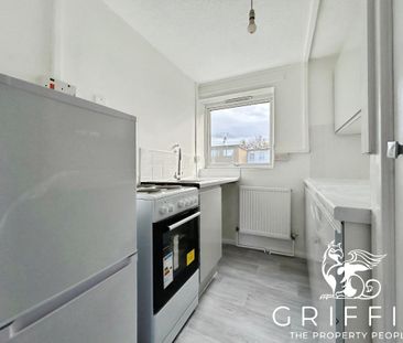 Long Riding, Basildon, SS14 - Photo 4