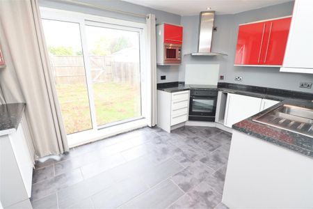 Whitehouse Avenue, Borehamwood - Photo 2