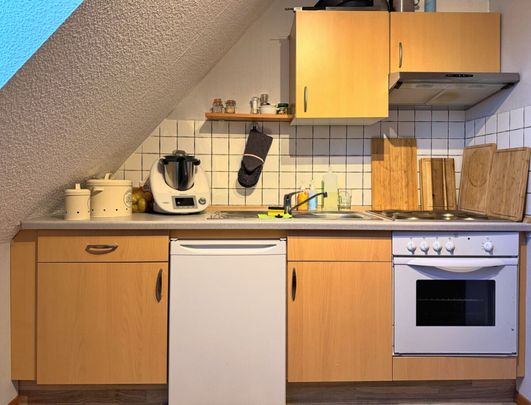 Charmante Dachgeschosswohnung mit Einbauküche, Balkon und Terrasse in ruhiger Lage von Großefehn - Photo 1