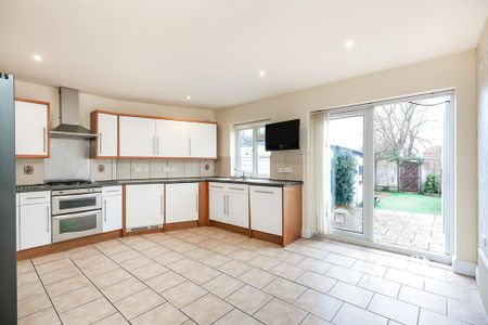 4 bedroom semi-detached house to rent - Photo 4