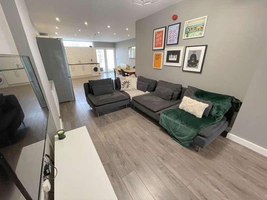 Pownall Square, L3 - Photo 1