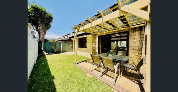 Beautifully Furnished 3 Bedroom, 2 Bathroom Modern Townhouse - Photo 1