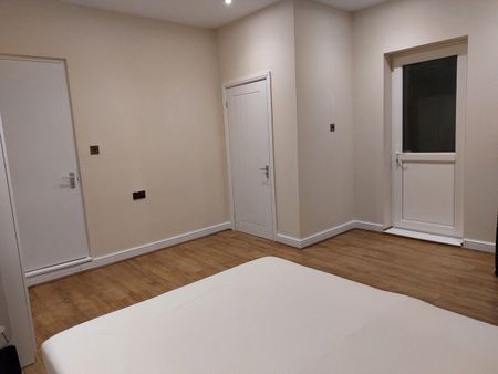 Room in a Shared House, Kenilworth Avenue, RG30 - Photo 3