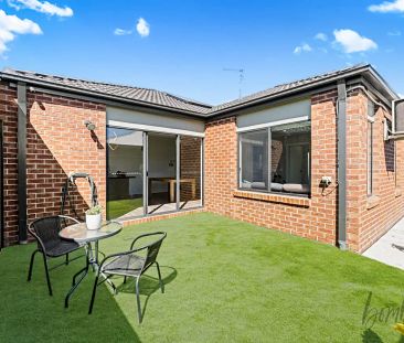 “Stylish Family Home in Craigieburn's Highlands” - Photo 3