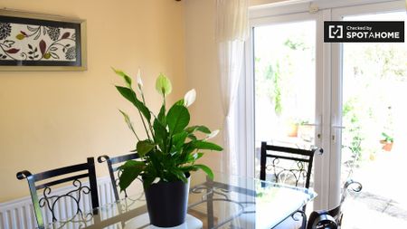 Great room in 3-bedroom apartment in Tallaght, Dublin - Photo 4