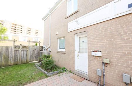 For Lease - 120 Town House Crescent, Brampton, Ontario - Photo 4