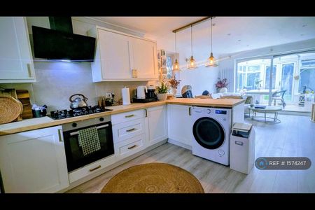 2 bedroom semi-detached house to rent - Photo 5