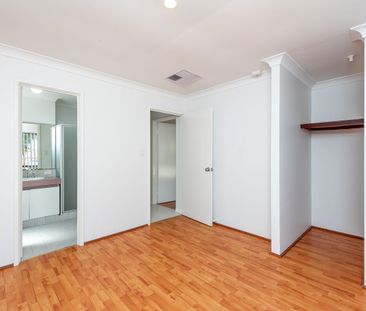 Freshly Painted Family Home in Quiet Cul-de-Sac! - Photo 4