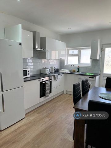 4 bedroom end of terrace house to rent - Photo 4