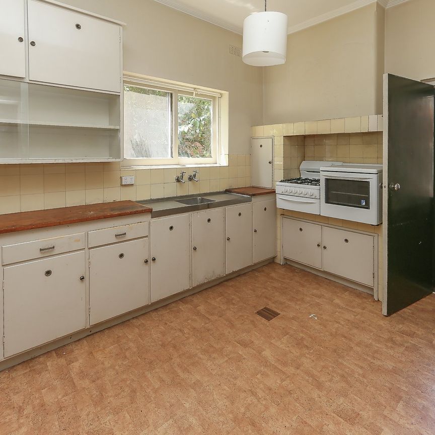 Spacious, Art Deco apartment immersed right in the heart of Camberwell - 6 month lease only on offer. - Photo 1