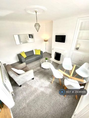 2 bedroom terraced house to rent - Photo 3