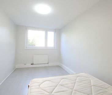 3 Bedroom Mid Terraced House, Westbridge Road, London - Photo 5