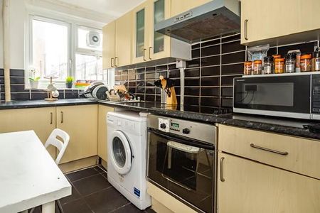 3 bedroom flat to rent - Photo 4