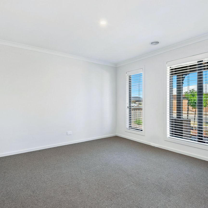 Spacious 4-Bedroom Family Home with Modern Comforts - Photo 1