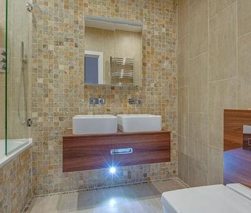 2 bedroom mews to rent - Photo 6