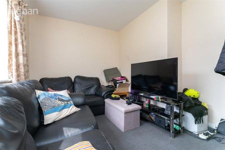5 bedroom semi-detached house to rent - Photo 2