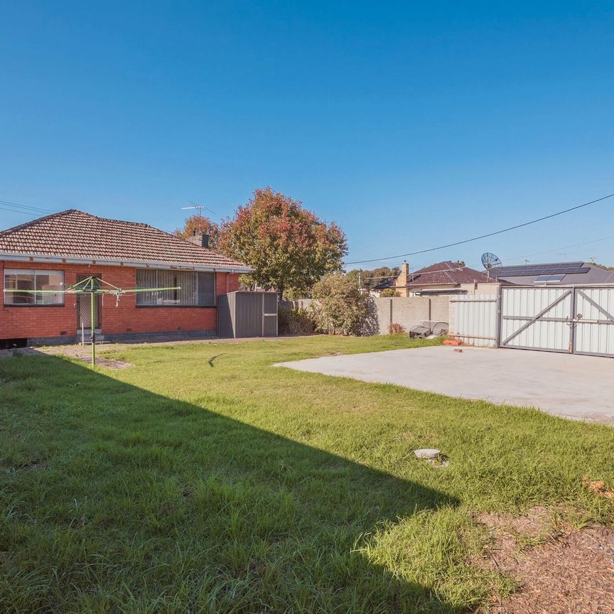 IDEAL PARKDALE SCHOOL LOCATION | LARGE YARD | WELL MAINTAINED HOME - Photo 1