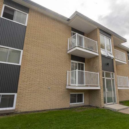 4 1/2 AU 1ER ÉTAGE DISPONIBLE MAINTENANT ! - Photo 4