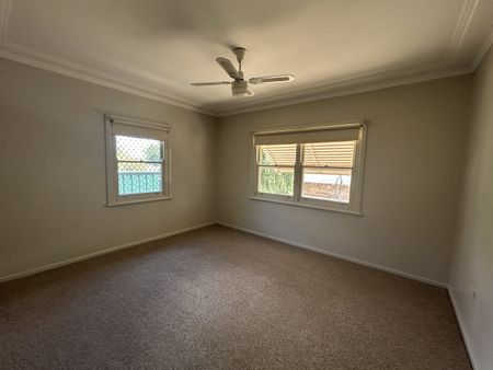 36 Parry Street, TAMWORTH NSW 2340 - Photo 3