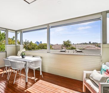 Elevated views, newly renovated and just 400m to ferry - Photo 4