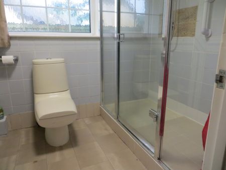 3 bed Bungalow - To Let - Photo 4